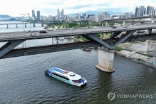 청담대교 지나는 한강버스