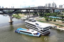 뚝섬 선착장 떠나는 한강버스