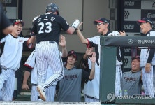 2점 홈런 치고 축하받는 오스틴