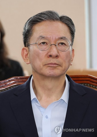 생각에 잠긴 정성호 법무부 장관 후보자