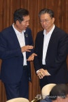 정성호 법무장관 후보자와 대화하는 정청래 당대표 후보