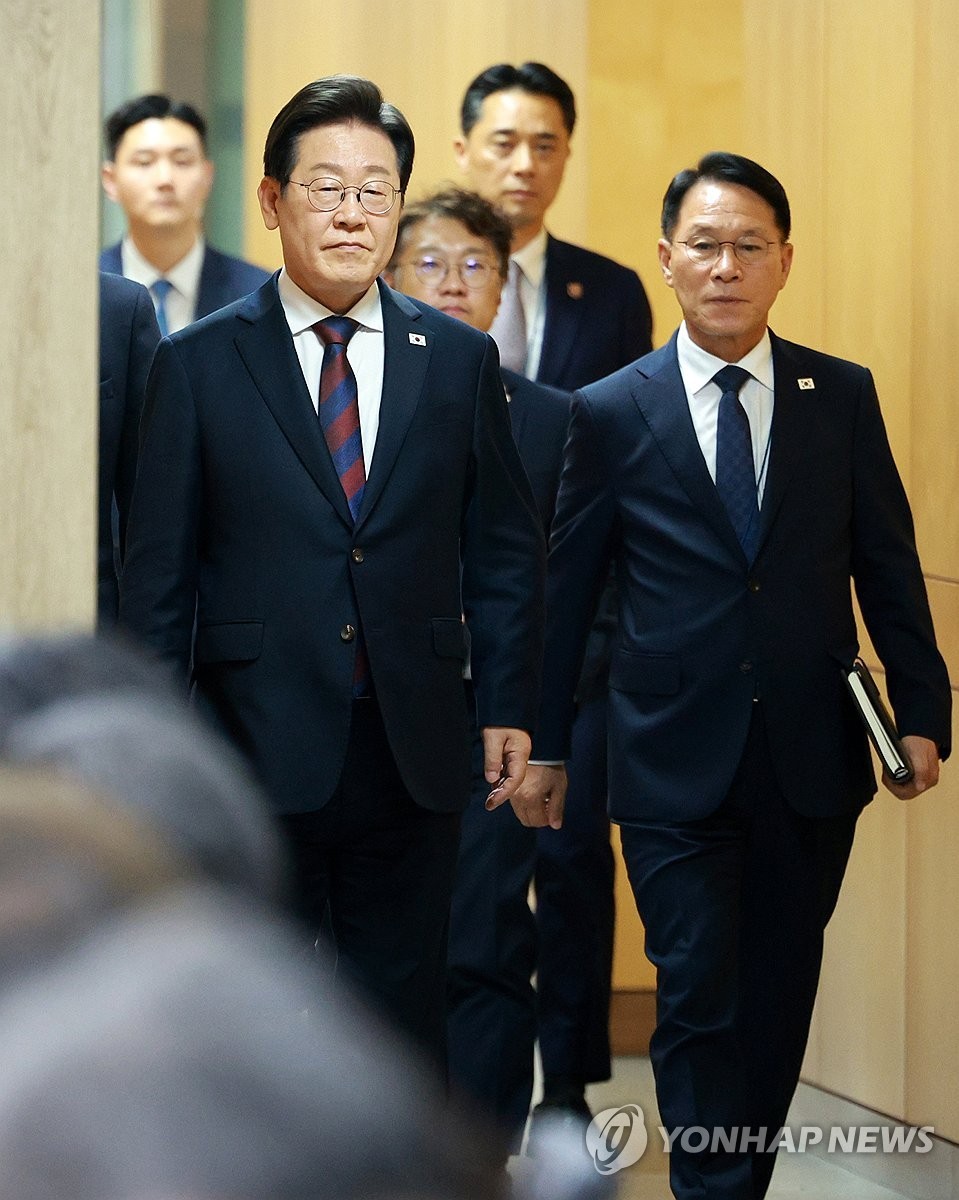 이재명 대통령, 4차 수석·보좌관 회의 주재…국가 발전을 위한 정책 방향성 논의