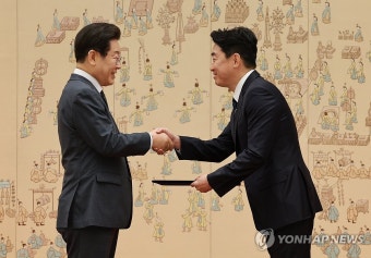 이재명 대통령, 비서실장 임명장 수여