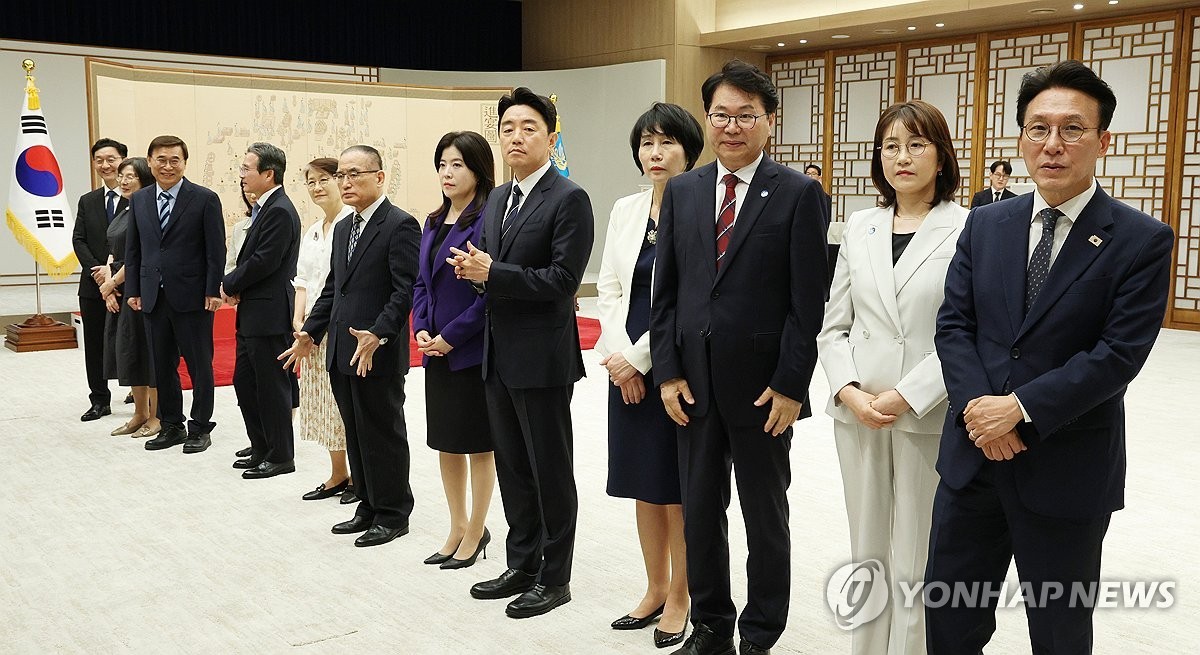 대통령, 4명의 신임 장관과 새로운 국세청장에 임명장 수여식 진행 및 축하