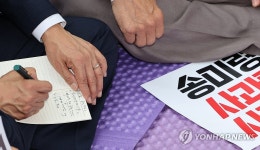 농민단체 의견 메모하는 김민석 국무총리