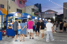 손님들로 북적이는 동해 동쪽바다중앙시장 주말 야시장
