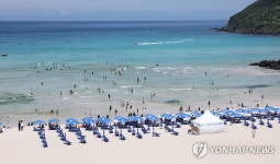 33도 무더위에 한산한 제주 함덕해수욕장