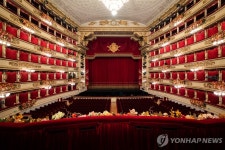 민소매·반바지 no…정명훈 이끌 伊라스칼라 극장 품위 강화