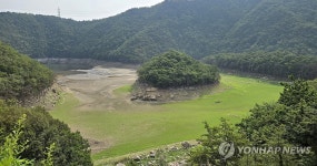 바닥 드러낸 강릉 식수원 오봉저수지 상류