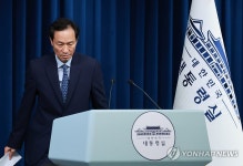 브리핑실 들어서는 정무수석