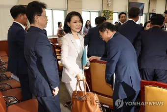 과방위 회의장에서 나가는 이진숙 방송통신위원장