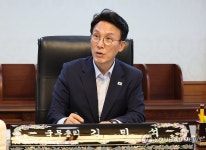 집무실의 김민석 국무총리