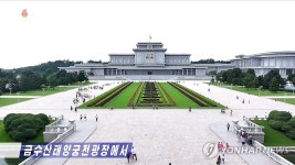 김일성 31주기에 금수산태양궁전광장 찾은 북한 주민들