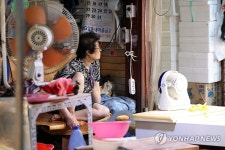 폭염에 지친 양동시장