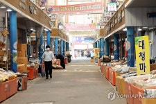 무더위에 텅 빈 양동전통시장