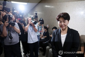 취재진 앞 윤희숙 혁신위원장