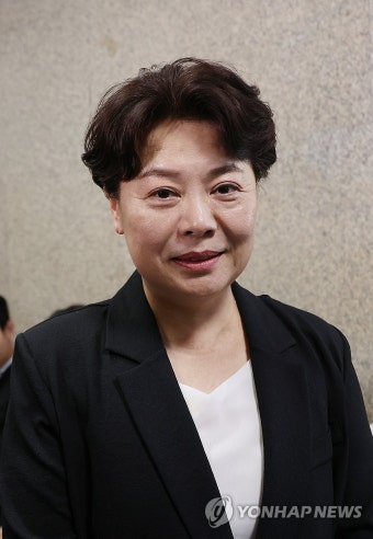 취재진 앞 윤희숙 혁신위원장