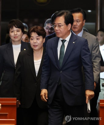 의원총회 입장하는 송언석 비대위원장과 윤희숙 혁신위원장
