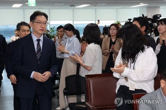 취임식 입장하는 김경수 지방시대위원장