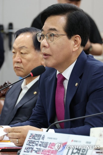 '관세전쟁' 긴급토론회에서 발언하는 송언석 원내대표
