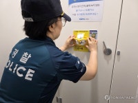 구미경찰, 공중화장실에 안심반사경 설치