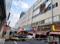 광주 일곡동 주차타워서 주행 중 택시 추락…1명 병원 이송