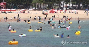 7월 토요일 해수욕장 풍경