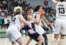 패스할 곳 찾는 이현중