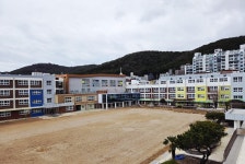 학교 담장 이전 통학로 확장…부산 용호초등학교 모델 주목
