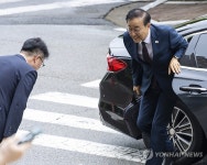 국토부 직원과 인사하는 김윤덕 장관 후보자