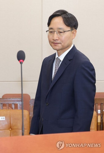 선서 위해 이동하는 임광현 국세청장 후보자