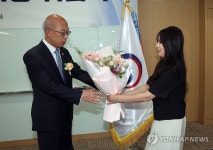 축하 꽃다발 받는 조원철 법제처장