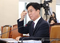 의원 질의 듣는 김영훈 장관 후보자