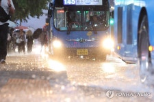 물바다 된 강남역 인근 차도