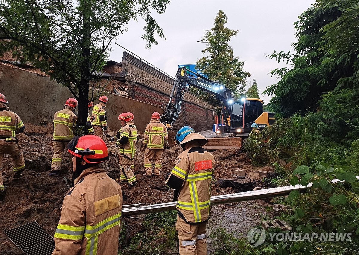 오산시 옹벽 붕괴로 사망한 차량 운전자, 경찰 압수수색 진행중
