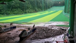 흙더미 쌓인 당진 골프연습장