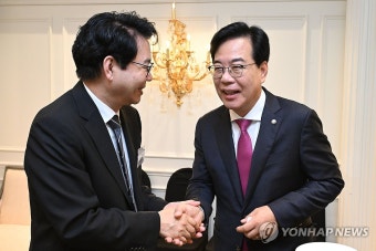 악수하는 이한주 위원장-송언석 원내대표