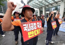 구호 외치는 금호타이어 노동조합 조합원들