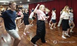 K-POP 댄스 배워요.