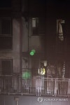 화재 발생한 광명 아파트서 인명 수색하는 소방대원