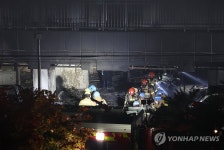 광명 아파트 화재 현장 살피는 소방대원