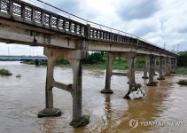 극한 호우에 옛 산동교 파손