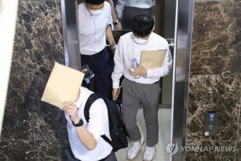 권성동 의원 강릉 사무실 나서는 특검팀