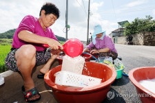 수해 복구 작업하는 나주 주민들