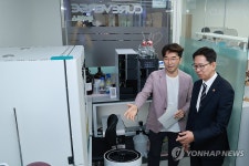 서울바이오허브 입주 기업 방문한 배경훈 장관