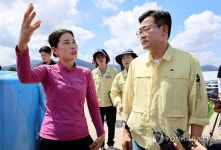 수해피해 농장주와 대화하는 박찬대 후보