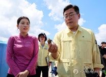 수해피해 농장주와 대화하는 박찬대 후보