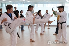 부경계절학기 참가한 외국인 대학생들 태권도 배워요