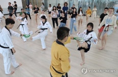 부경계절학기 참가한 외국인 대학생들 태권도 배워요