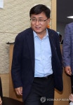기자실 입장하는 김성환 환경부 장관